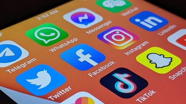 Aprenda a criar e monetizar canais no TikTok e Instagram sem aparecer usando IA. O guia completo para produção em massa.
