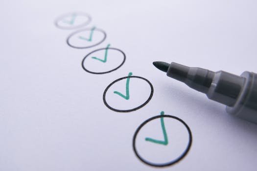 Organize suas finanças com o checklist definitivo. Saiba como revisar seu orçamento, cortar gastos e usar seu 13º salário com inteligência e estratégia.
