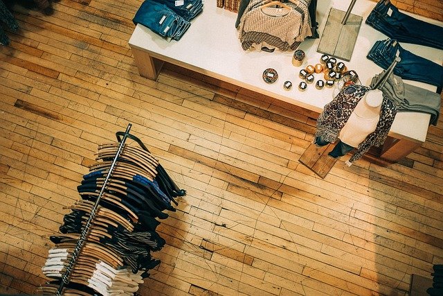 Quer criar uma marca de camisetas ou canecas sem estoque? Conheça a Impressão sob Demanda e comece a vender online sem investir em maquinário.