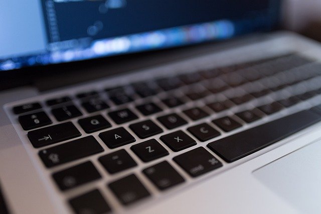 Quer um app para seu comércio local sem gastar muito? Conheça o No-Code em 2026 e aprenda a criar aplicativos sem programar.