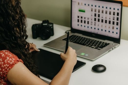 Quer ganhar dinheiro online de forma passiva? Conheça o mercado de Aluguel de Ativos Digitais e saiba como licenciar domínios e páginas para empresas.