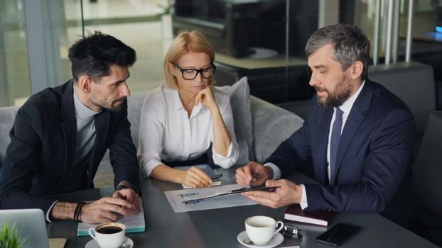 Cansado de vender horas baratas? Aprenda a estruturar Serviços High-Ticket e venda consultorias e mentorias de alto valor para o mercado premium.