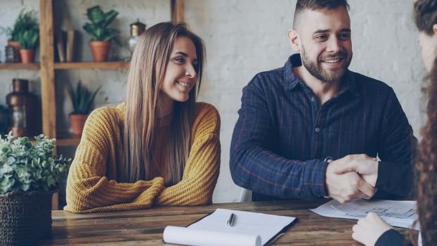 Quer cobrar mais como assistente virtual? Conheça as vantagens das plataformas de Client-Portal e organize o atendimento dos seus clientes de forma profissional.