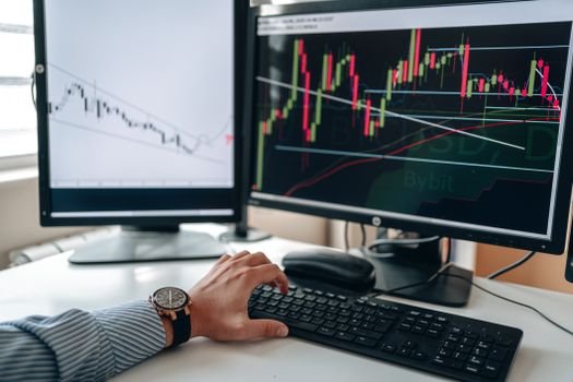 Quer lucrar alto com a segurança do Tesouro Direto? Aprenda a técnica da Marcação a Mercado e veja como vender títulos antes do vencimento com lucro.
