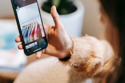 Quer ganhar dinheiro desapegando de roupas? Aprenda o passo a passo para criar um Brechó Online profissional e fature alto com o mercado de moda circular.
