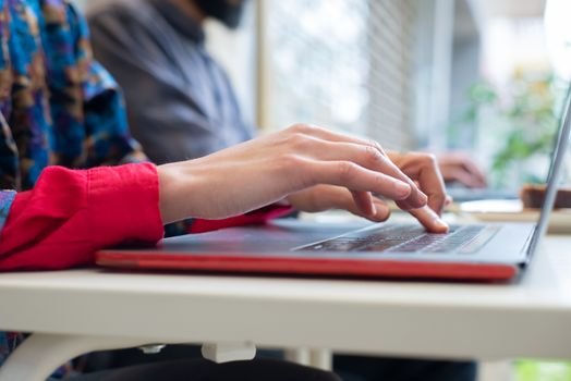 Quer ganhar dinheiro escrevendo e-mails? Aprenda as estratégias de Monetização de Newsletters de nicho e atraia patrocínios diretos de grandes marcas.