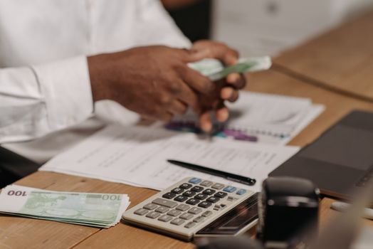Seus investimentos estão no caminho certo? Faça uma Revisão Financeira de meio de ano prática e ajuste suas metas patrimoniais para o segundo semestre.

