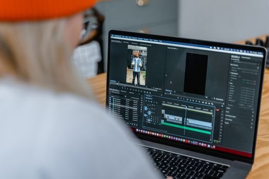 Quer lucrar criando Shorts e Reels para empresas? Saiba como usar os Editores de Vídeo de IA para produzir dezenas de cortes magnéticos em minutos.