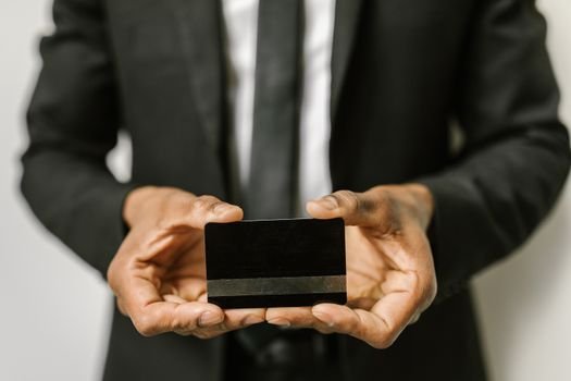 Na dúvida entre milhas ou cashback? Analise as vantagens dos Cartões de Crédito de alta renda e descubra qual modelo vale a pena para o seu bolso.