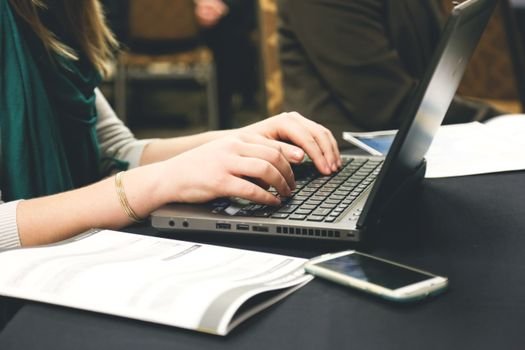 Quer criar páginas de vendas que convertem? Aprenda as técnicas de Copywriting Baseado em Dados e use a IA para escrever textos persuasivos sem parecer um robô.